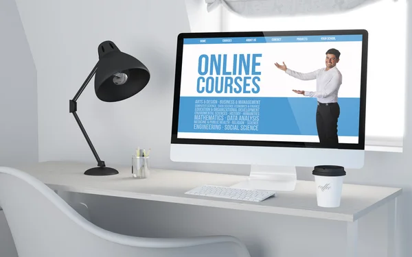 Arbeitsplatz mit Computer-E-Learning-Website — Stockfoto