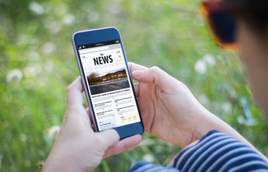 çim haber smartphone tutan kız