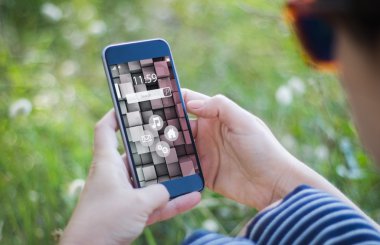 Kız akıllı telefon tutarak çim