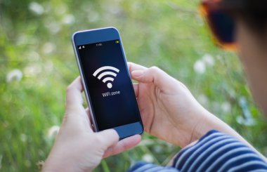 akıllı telefon wifi alanına tutan kız
