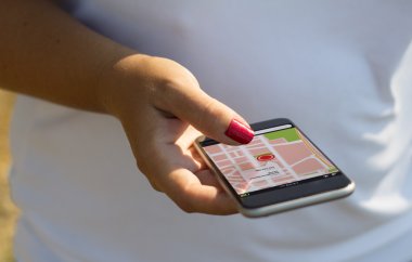 smartphone gps app üstünde perde ile kadınla