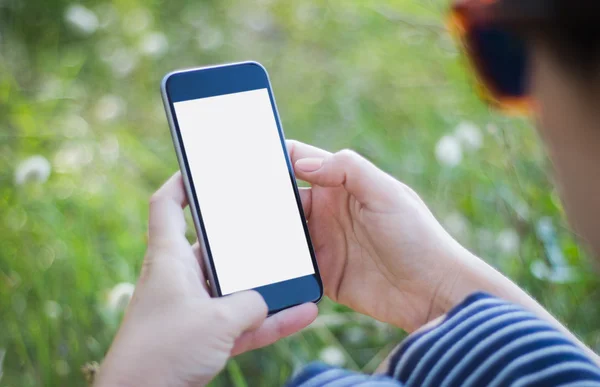 Menina segurando smartphone tela em branco — Fotografia de Stock
