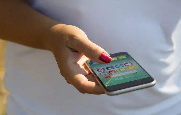 Mujer tocando smartphone —  Fotos de Stock