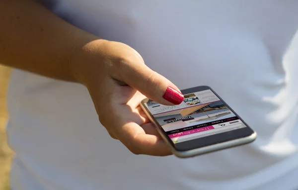 Mujer tocando smartphone con sitio web en la pantalla —  Fotos de Stock