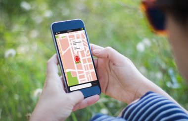 GPS harita kullanan kadın