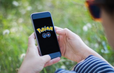 Kız akıllı telefon tutarak çim