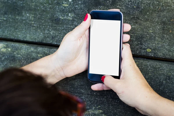 Mulher usando smartphone — Fotografia de Stock