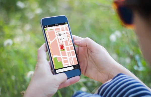 女性は、gps マップを使用して — ストック写真