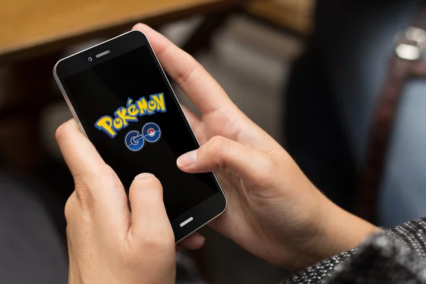 Pokemon Go logo en el teléfono — Foto de Stock