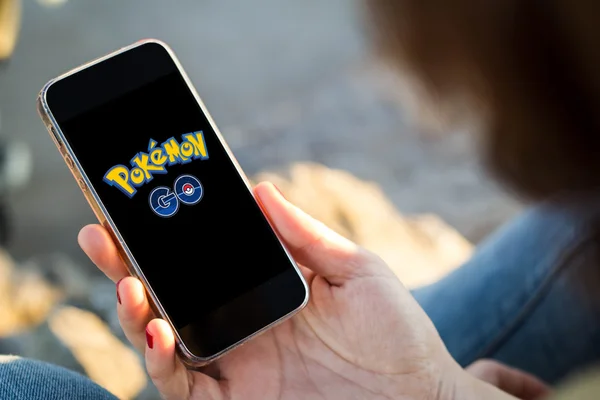 Pokemon Go logo no telefone — Fotografia de Stock