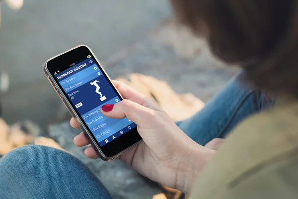 Mujer sosteniendo smartphone — Foto de Stock