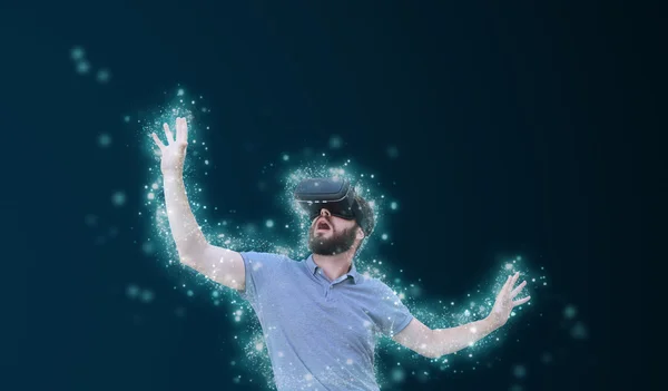 Virtuális valóság szemüveget viselő férfi — Stock Fotó