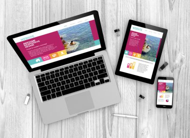 Ahşap masa üzerinde oluşturulan dijital cihazlar