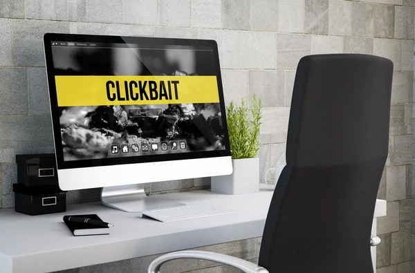 Espacio de trabajo que muestra clickbait en pantalla — Foto de Stock