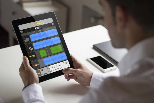 タブレットで音楽を作成する人 — ストック写真