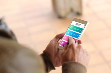 erkek cüzdan uygulaması smartphone üzerinde elleriyle