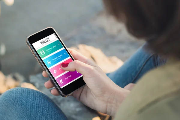 Kadın sörf digtal m-cüzdan uygulaması — Stok fotoğraf