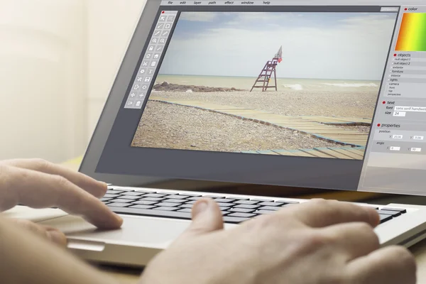 Hombre usando el ordenador portátil con editor de fotos — Foto de Stock