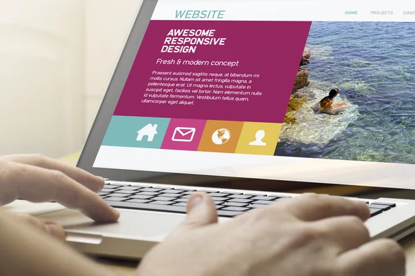 Man met laptop met online responsive website — Stockfoto