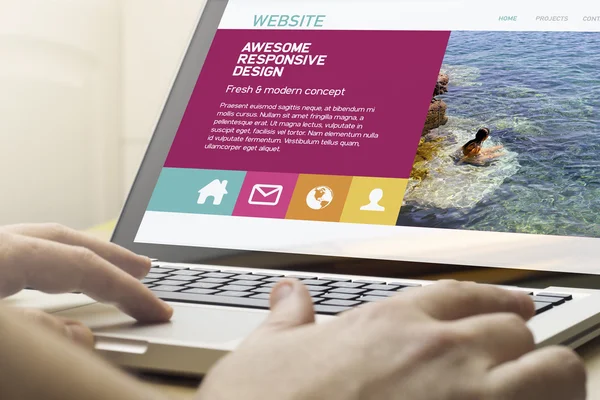 Uomo che utilizza laptop con sito web reattivo online — Foto Stock