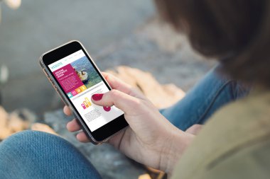 Akıllı telefon tutan kadın