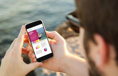 Web sitesi ile akıllı telefon kullanan adam