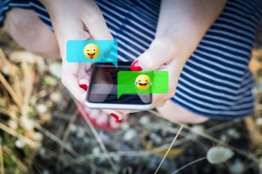 sohbet ve emojis kullanarak kadın