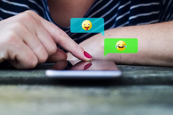 Mujer usando emojis para chatear —  Fotos de Stock