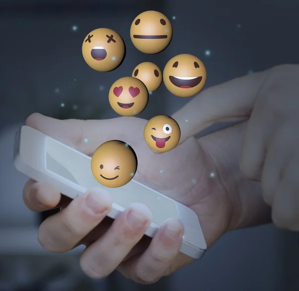 Tela do smartphone com ícones de emoji — Fotografia de Stock
