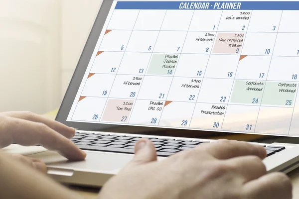 Man met laptop met planner-kalender — Stockfoto