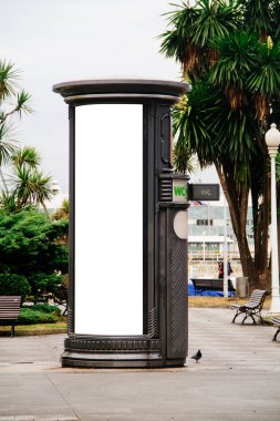 Şehirdeki umumi tuvalet üzerinde billboard