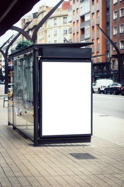 Billboard üzerinde otobüs durağı boş