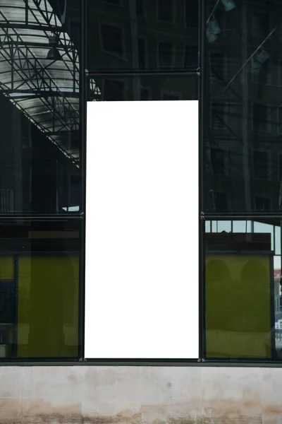 Порожній білий плакат на скляній будівлі — стокове фото