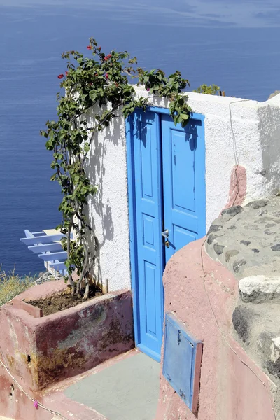 Niebieskie drzwi oia santorini — Zdjęcie stockowe