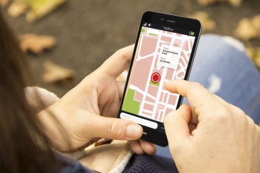 GPS parkta kullanan kadın