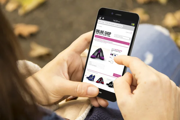 Woman shopping online in the park — Stock Photo, Image