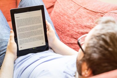 bir tablet üzerinde okuma