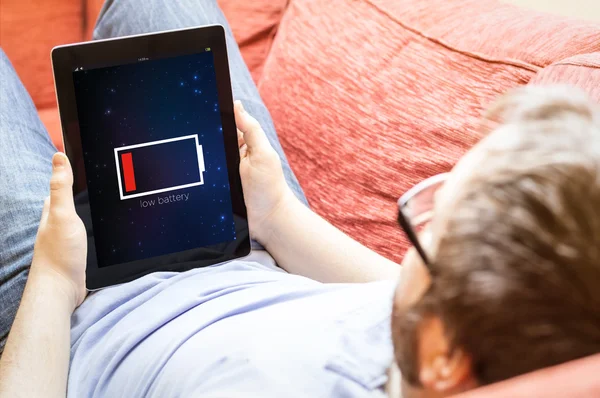 Man with low battery tablet — Stock Photo, Image