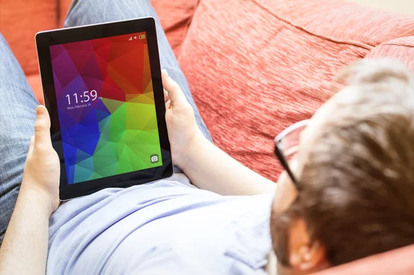 Ontspannen op de sofa met Tablet PC — Stockfoto