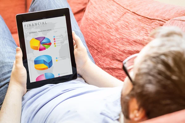 Trabalhando em casa com tablet — Fotografia de Stock