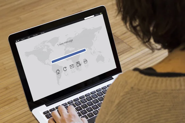 Жінка використовує поштове програмне забезпечення — стокове фото