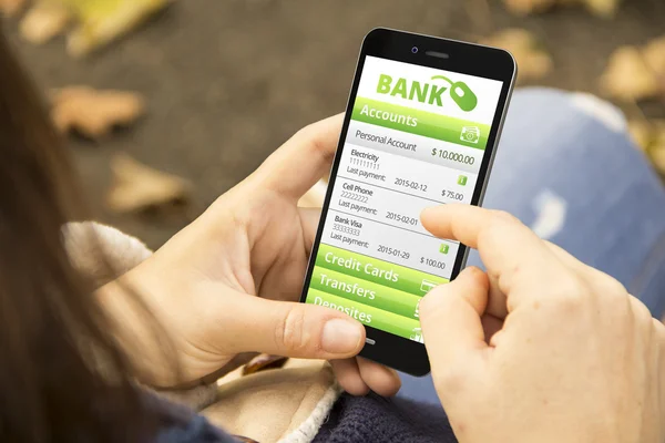Segítségével online bank alkalmazás nőt — Stock Fotó