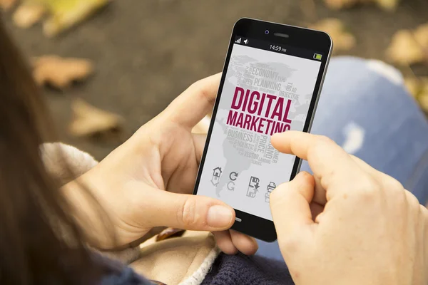 Digitális marketing telefon nő — Stock Fotó