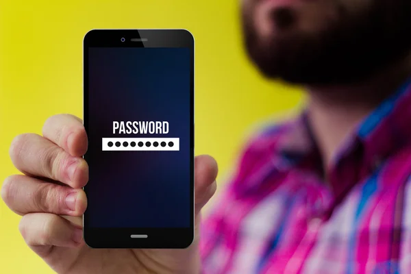 Telefon mit Passwort in der Hand — Stockfoto