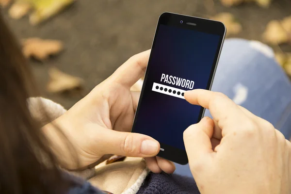 Kvinna anläggning telefon med lösenord — Stockfoto