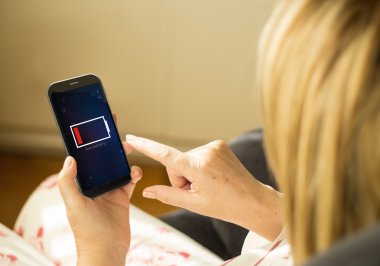 düşük pil smartphone cep telefonu ile kadınla
