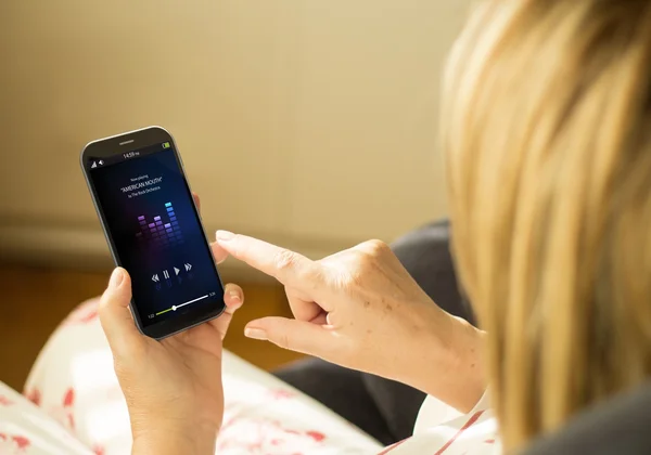 Mulher com aplicativo de música no smartphone — Fotografia de Stock