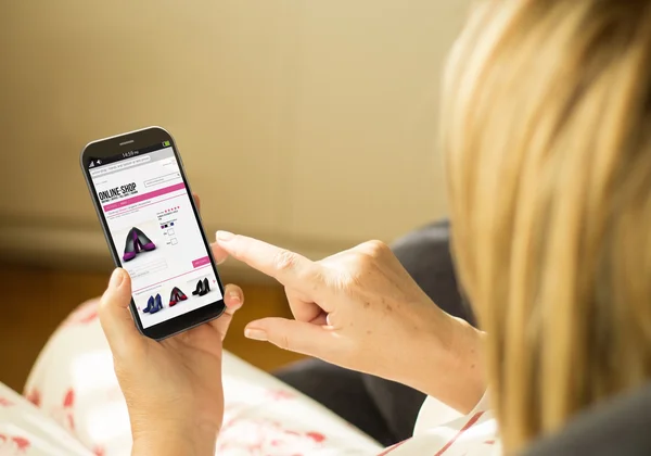 Wanita dengan antarmuka toko online di layar — Stok Foto