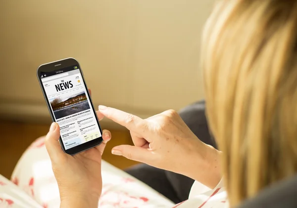 Vrouw met nieuwssite op het scherm — Stockfoto