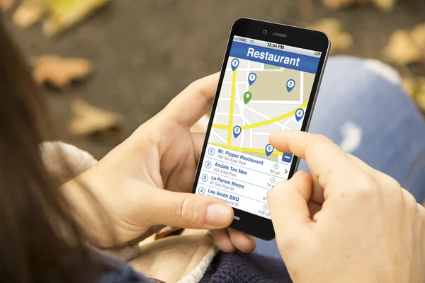 Young woman searching for a restaurant — Φωτογραφία Αρχείου